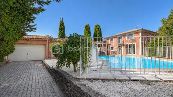 À 5 MIN DE VAISON-LA-ROMAINE | PISCINE • 4 CHAMBRES • IDÉALE RÉSIDENCE SECONDAIRE OU LOCATION SAISONNIÈRE

EXCLUSIVITÉ – Au cœur du Pays de Vaison, entre Ventoux et Dentelles de Montmirail, à seulement 5 minutes de Vaison-la-Romaine, sur la commune de Roaix, découvrez cette maison d’environ 135 m² habitables, idéale pour une résidence secondaire, un gîte ou une activité de location saisonnière.

La partie principale de 105,24 m² comprend, au rez-de-chaussée, une cuisine équipée de 13,29 m² ainsi qu’une pièce de 13,57 m², pouvant être utilisée en 4ᵉ chambre.

À l’étage, l’espace nuit offre 3 grandes chambres de 15 m², 14,67 m² et 15,60 m², une salle de bains avec WC de 5,60 m², une salle d’eau de 5 m² et un WC indépendant.

Côté sud, véritable atout de la maison, une terrasse couverte dessert une belle pièce de vie de 29,77 m², dotée d’une cheminée et orientée vers la piscine, avec possibilité d’y aménager une cuisine d’été.

Le terrain arboré de 699 m², entièrement clos et sans vis-à-vis, accueille une spacieuse piscine sécurisée en forme libre.

Une buanderie, une cave, un local annexe, un garage de 35,66 m² ainsi que plusieurs stationnements à l’intérieur de la propriété complètent l’ensemble.

Déjà ponctuellement exploitée en location saisonnière, la maison bénéficie de tarifs pouvant atteindre 1 500 € la semaine en haute saison.

Une opportunité pour ceux qui recherchent une maison de vacances avec piscine aux portes de Vaison-la-Romaine, tout en conservant la possibilité de générer des revenus locatifs lorsqu’elle n’est pas occupée.

Prix : 330 000 € HAI
Pour tout renseignement ou organiser une visite L’Immo By Céline PASCAL au 06 63 10 02 35
