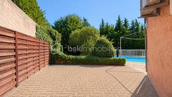 À 5 MIN DE VAISON-LA-ROMAINE | PISCINE • 4 CHAMBRES • IDÉALE RÉSIDENCE SECONDAIRE OU LOCATION SAISONNIÈRE

EXCLUSIVITÉ – Au cœur du Pays de Vaison, entre Ventoux et Dentelles de Montmirail, à seulement 5 minutes de Vaison-la-Romaine, sur la commune de Roaix, découvrez cette maison d’environ 135 m² habitables, idéale pour une résidence secondaire, un gîte ou une activité de location saisonnière.

La partie principale de 105,24 m² comprend, au rez-de-chaussée, une cuisine équipée de 13,29 m² ainsi qu’une pièce de 13,57 m², pouvant être utilisée en 4ᵉ chambre.

À l’étage, l’espace nuit offre 3 grandes chambres de 15 m², 14,67 m² et 15,60 m², une salle de bains avec WC de 5,60 m², une salle d’eau de 5 m² et un WC indépendant.

Côté sud, véritable atout de la maison, une terrasse couverte dessert une belle pièce de vie de 29,77 m², dotée d’une cheminée et orientée vers la piscine, avec possibilité d’y aménager une cuisine d’été.

Le terrain arboré de 699 m², entièrement clos et sans vis-à-vis, accueille une spacieuse piscine sécurisée en forme libre.

Une buanderie, une cave, un local annexe, un garage de 35,66 m² ainsi que plusieurs stationnements à l’intérieur de la propriété complètent l’ensemble.

Déjà ponctuellement exploitée en location saisonnière, la maison bénéficie de tarifs pouvant atteindre 1 500 € la semaine en haute saison.

Une opportunité pour ceux qui recherchent une maison de vacances avec piscine aux portes de Vaison-la-Romaine, tout en conservant la possibilité de générer des revenus locatifs lorsqu’elle n’est pas occupée.

Prix : 330 000 € HAI
Pour tout renseignement ou organiser une visite L’Immo By Céline PASCAL au 06 63 10 02 35
