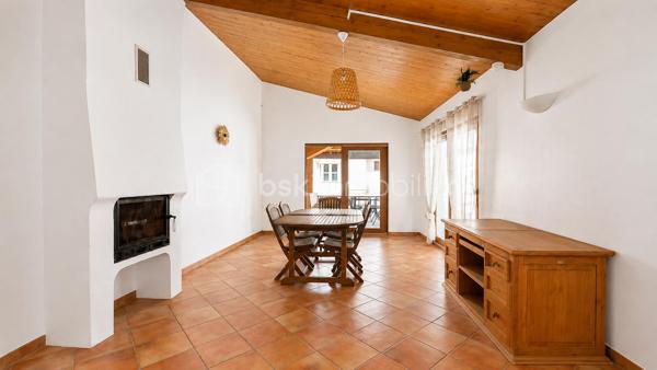 À 5 MIN DE VAISON-LA-ROMAINE | PISCINE • 4 CHAMBRES • IDÉALE RÉSIDENCE SECONDAIRE OU LOCATION SAISONNIÈRE

EXCLUSIVITÉ – Au cœur du Pays de Vaison, entre Ventoux et Dentelles de Montmirail, à seulement 5 minutes de Vaison-la-Romaine, sur la commune de Roaix, découvrez cette maison d’environ 135 m² habitables, idéale pour une résidence secondaire, un gîte ou une activité de location saisonnière.

La partie principale de 105,24 m² comprend, au rez-de-chaussée, une cuisine équipée de 13,29 m² ainsi qu’une pièce de 13,57 m², pouvant être utilisée en 4ᵉ chambre.

À l’étage, l’espace nuit offre 3 grandes chambres de 15 m², 14,67 m² et 15,60 m², une salle de bains avec WC de 5,60 m², une salle d’eau de 5 m² et un WC indépendant.

Côté sud, véritable atout de la maison, une terrasse couverte dessert une belle pièce de vie de 29,77 m², dotée d’une cheminée et orientée vers la piscine, avec possibilité d’y aménager une cuisine d’été.

Le terrain arboré de 699 m², entièrement clos et sans vis-à-vis, accueille une spacieuse piscine sécurisée en forme libre.

Une buanderie, une cave, un local annexe, un garage de 35,66 m² ainsi que plusieurs stationnements à l’intérieur de la propriété complètent l’ensemble.

Déjà ponctuellement exploitée en location saisonnière, la maison bénéficie de tarifs pouvant atteindre 1 500 € la semaine en haute saison.

Une opportunité pour ceux qui recherchent une maison de vacances avec piscine aux portes de Vaison-la-Romaine, tout en conservant la possibilité de générer des revenus locatifs lorsqu’elle n’est pas occupée.

Prix : 330 000 € HAI
Pour tout renseignement ou organiser une visite L’Immo By Céline PASCAL au 06 63 10 02 35
