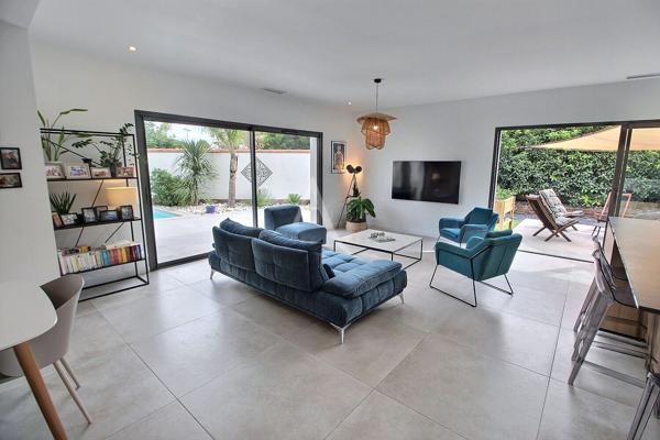 VILLA CONTEMPORAINE DE 150 M² DE TYPE F4 AVEC PISCINE SUR TERRAIN DE 530 M²