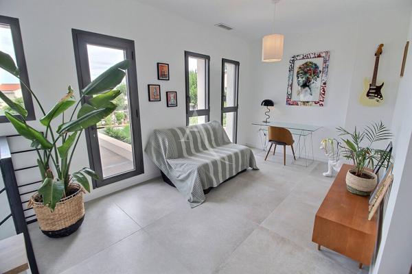 VILLA CONTEMPORAINE DE 150 M² DE TYPE F4 AVEC PISCINE SUR TERRAIN DE 530 M²
