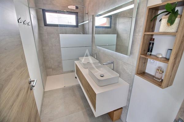 VILLA CONTEMPORAINE DE 150 M² DE TYPE F4 AVEC PISCINE SUR TERRAIN DE 530 M²
