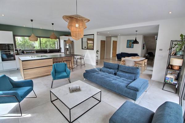 VILLA CONTEMPORAINE DE 150 M² DE TYPE F4 AVEC PISCINE SUR TERRAIN DE 530 M²