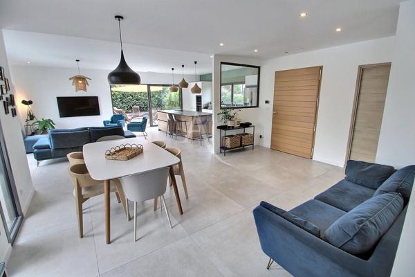 VILLA CONTEMPORAINE DE 150 M² DE TYPE F4 AVEC PISCINE SUR TERRAIN DE 530 M²