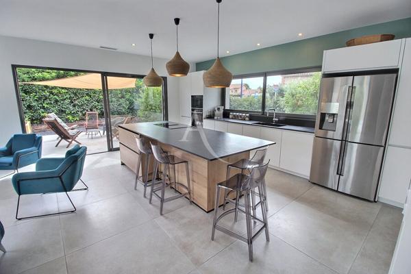 VILLA CONTEMPORAINE DE 150 M² DE TYPE F4 AVEC PISCINE SUR TERRAIN DE 530 M²
