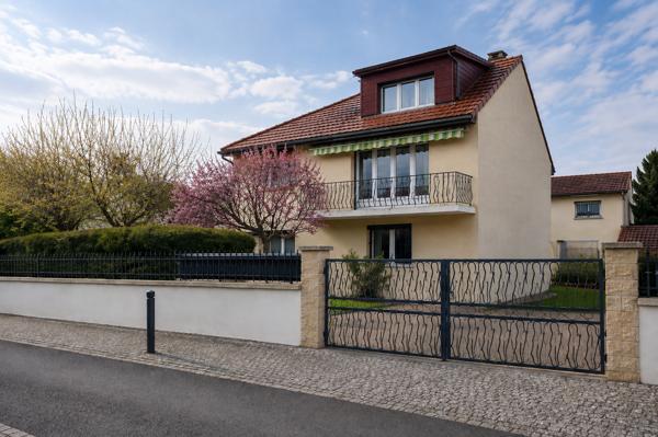 Charmante maison familiale avec jardin arboré, balcon et 5 chambres - beaux volumes et multiples possibilités. - Aubière