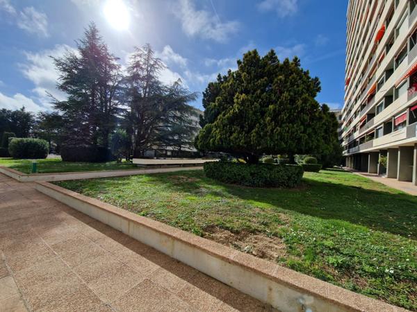 Appartement
         3 pièces
        - 72 m² Bien prestige 429 000 € *