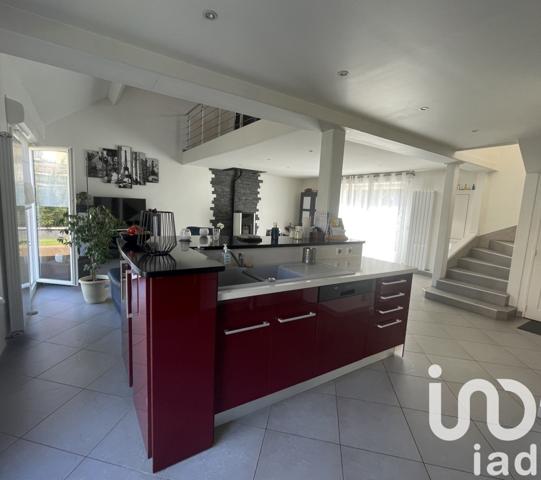 Maison traditionnelle 6 pièces de 164 m² à Viry-Châtillon (91170)