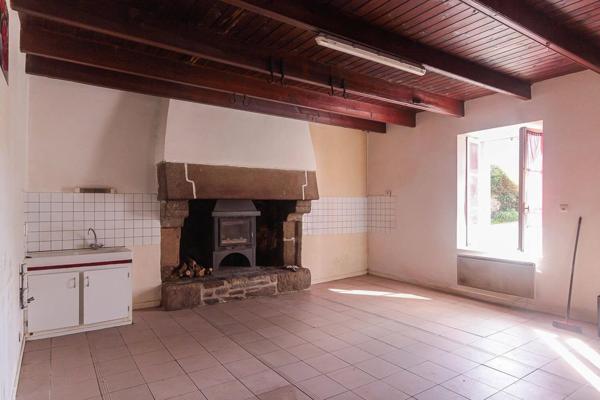 Maison en pierres au calme avec dépendances à rénover