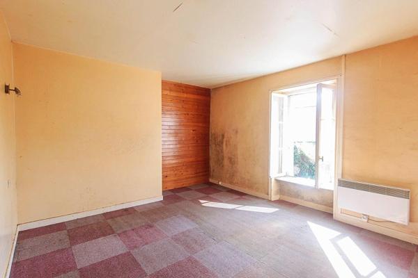 Maison en pierres au calme avec dépendances à rénover