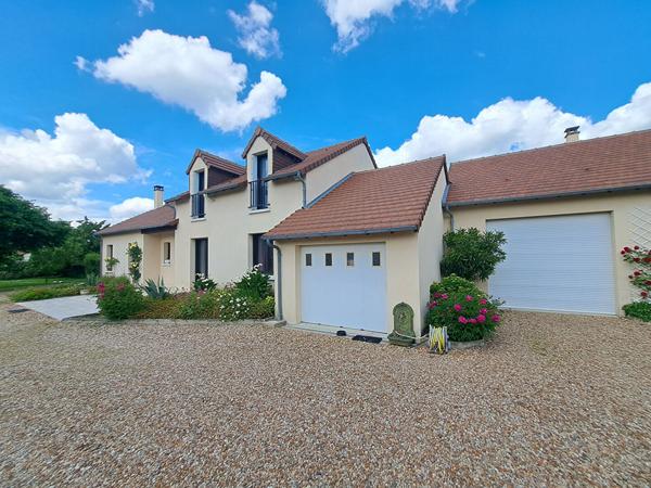 VILLA AVEC PISCINE COUVERTE - SECTEUR RÉSIDENTIEL EST