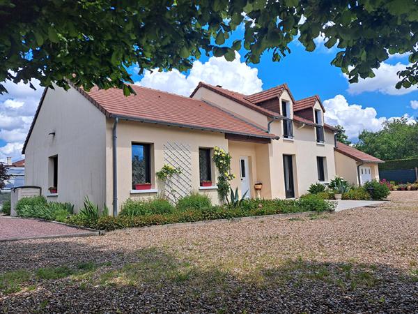 VILLA AVEC PISCINE COUVERTE - SECTEUR RÉSIDENTIEL EST