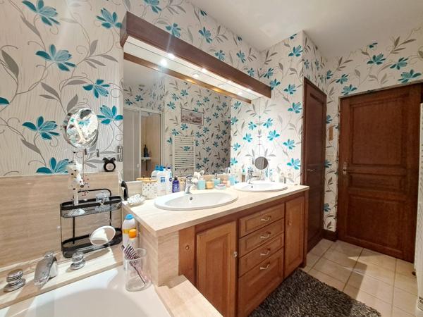 VILLA AVEC PISCINE COUVERTE - SECTEUR RÉSIDENTIEL EST