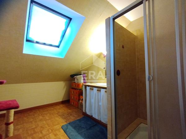 VILLA AVEC PISCINE COUVERTE - SECTEUR RÉSIDENTIEL EST