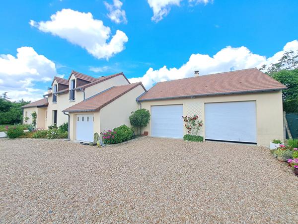 VILLA AVEC PISCINE COUVERTE - SECTEUR RÉSIDENTIEL EST