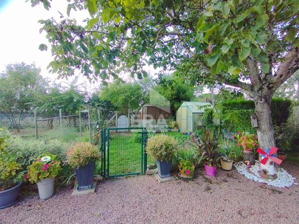 VILLA AVEC PISCINE COUVERTE - SECTEUR RÉSIDENTIEL EST