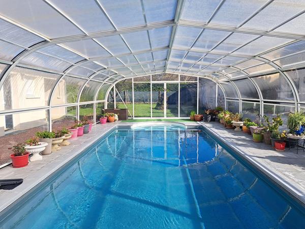 VILLA AVEC PISCINE COUVERTE - SECTEUR RÉSIDENTIEL EST