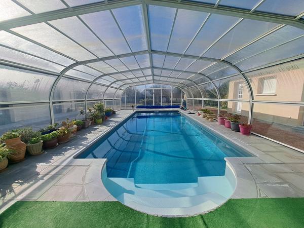 VILLA AVEC PISCINE COUVERTE - SECTEUR RÉSIDENTIEL EST