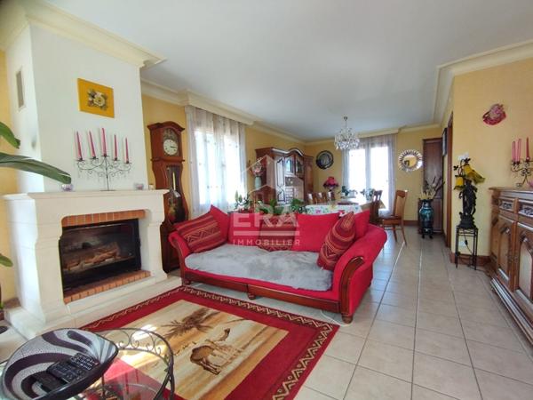 VILLA AVEC PISCINE COUVERTE - SECTEUR RÉSIDENTIEL EST