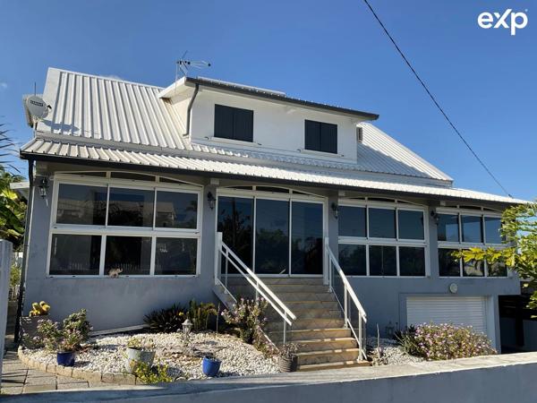 Maison familiale de 8 pièces avec piscine au centre ville du Tampon