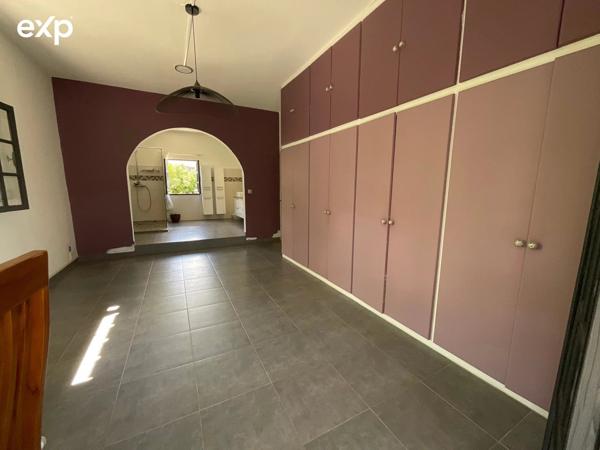 Maison familiale de 8 pièces avec piscine au centre ville du Tampon