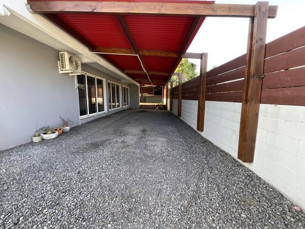 Maison familiale de 8 pièces avec piscine au centre ville du Tampon