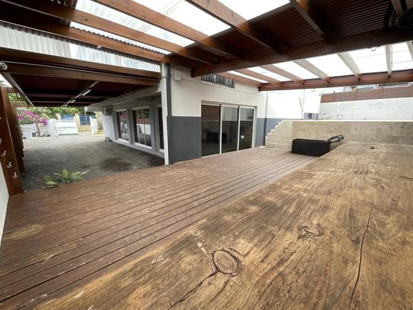 Maison familiale de 8 pièces avec piscine au centre ville du Tampon