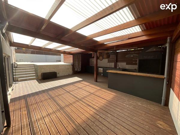 Maison familiale de 8 pièces avec piscine au centre ville du Tampon