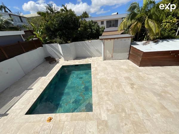 Maison familiale de 8 pièces avec piscine au centre ville du Tampon