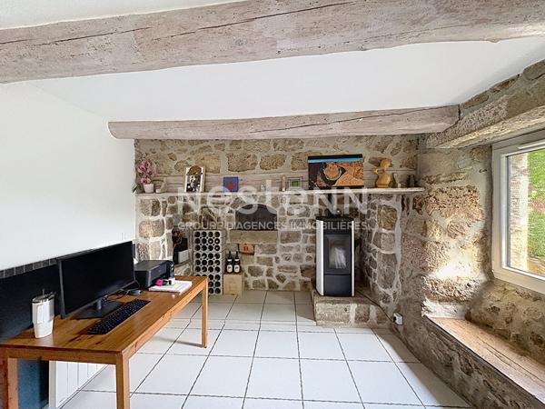 COUP DE COEUR GRAZAC ! Spacieux corps de ferme rénové d'environ 200 m2 et 1600 m2 de terrain