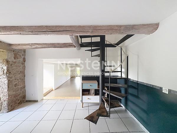 COUP DE COEUR GRAZAC ! Spacieux corps de ferme rénové d'environ 200 m2 et 1600 m2 de terrain