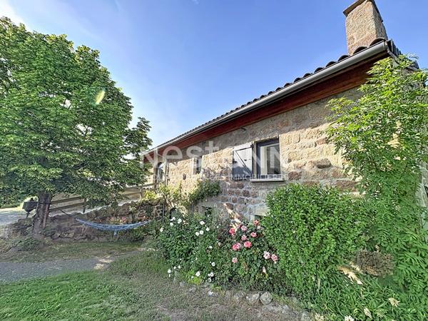 COUP DE COEUR GRAZAC ! Spacieux corps de ferme rénové d'environ 200 m2 et 1600 m2 de terrain