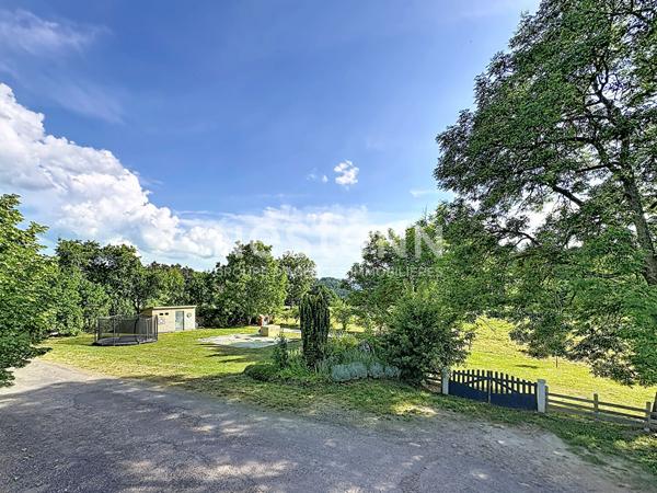 COUP DE COEUR GRAZAC ! Spacieux corps de ferme rénové d'environ 200 m2 et 1600 m2 de terrain