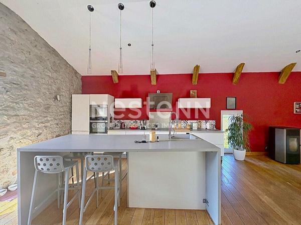 COUP DE COEUR GRAZAC ! Spacieux corps de ferme rénové d'environ 200 m2 et 1600 m2 de terrain