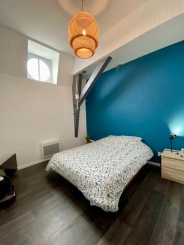 SAUMUR CENTRE-VILLE, Appartement rénové 2 chambres et bureau rénové au pied des commerces.