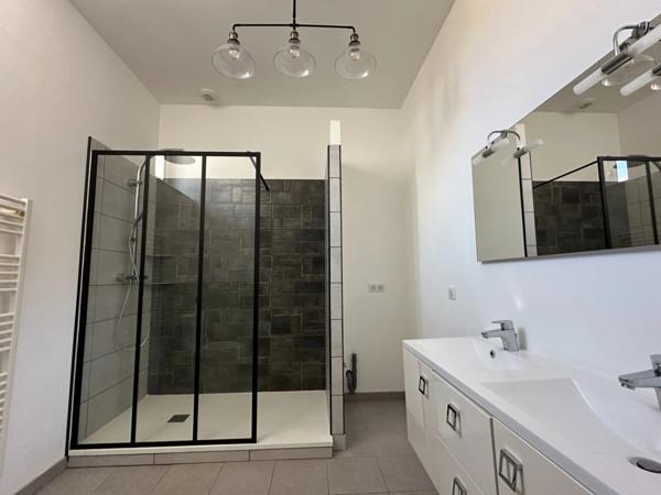 SAUMUR CENTRE-VILLE, Appartement rénové 2 chambres et bureau rénové au pied des commerces.