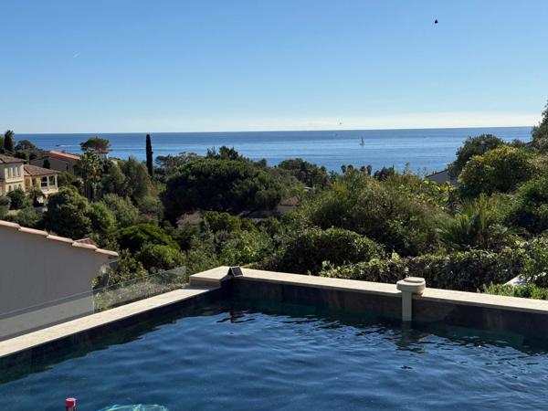 Villa rénovée vue mer à vendre LES ISSAMBRES (83)