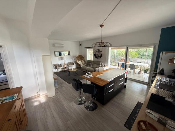 Villa rénovée vue mer à vendre LES ISSAMBRES (83)