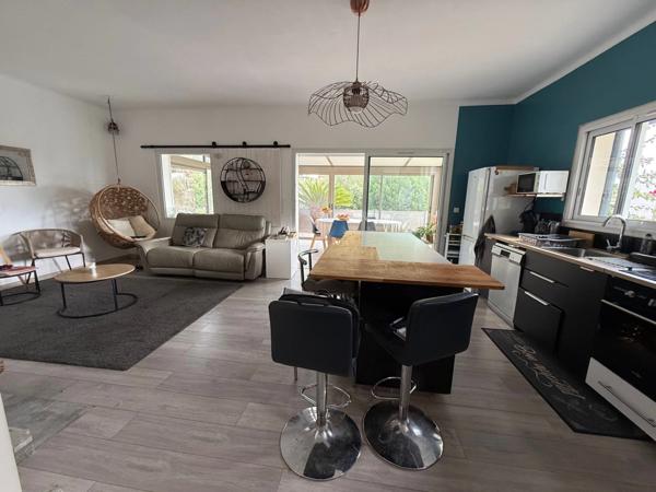 Villa rénovée vue mer à vendre LES ISSAMBRES (83)