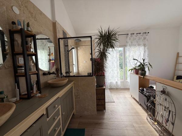 Villa rénovée vue mer à vendre LES ISSAMBRES (83)