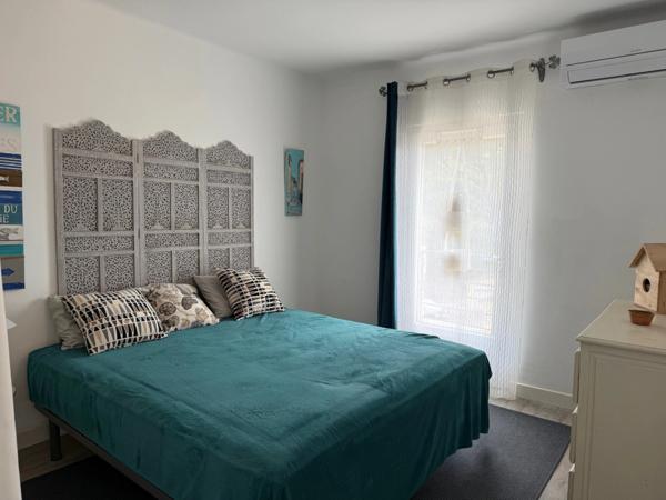 Villa rénovée vue mer à vendre LES ISSAMBRES (83)