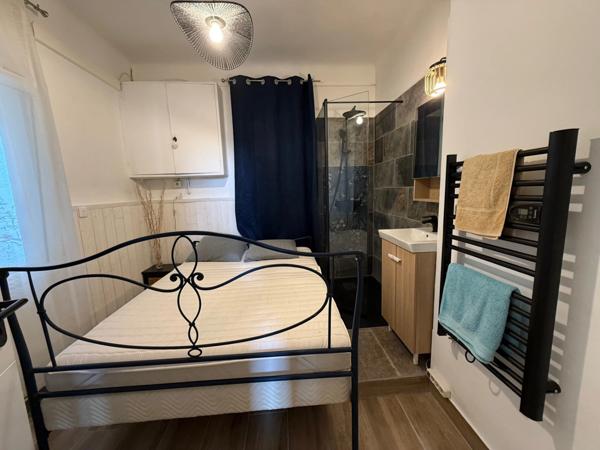 Villa rénovée vue mer à vendre LES ISSAMBRES (83)