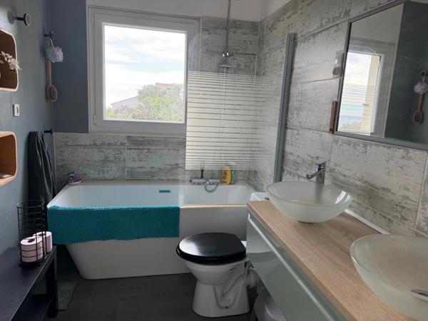 Villa rénovée vue mer à vendre LES ISSAMBRES (83)