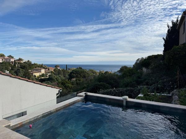 Villa rénovée vue mer à vendre LES ISSAMBRES (83)