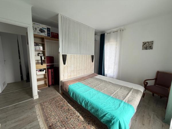 Villa rénovée vue mer à vendre LES ISSAMBRES (83)