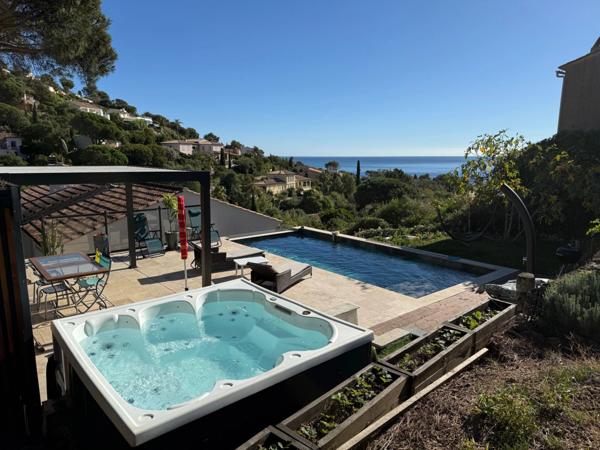 Villa rénovée vue mer à vendre LES ISSAMBRES (83)