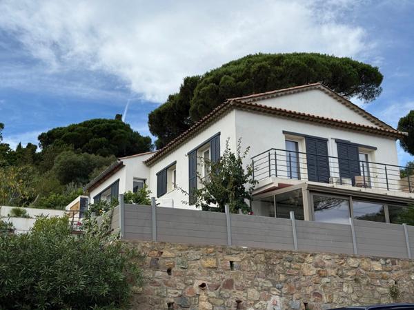 Villa rénovée vue mer à vendre LES ISSAMBRES (83)