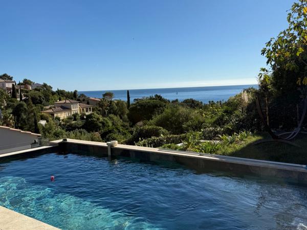 Villa rénovée vue mer à vendre LES ISSAMBRES (83)