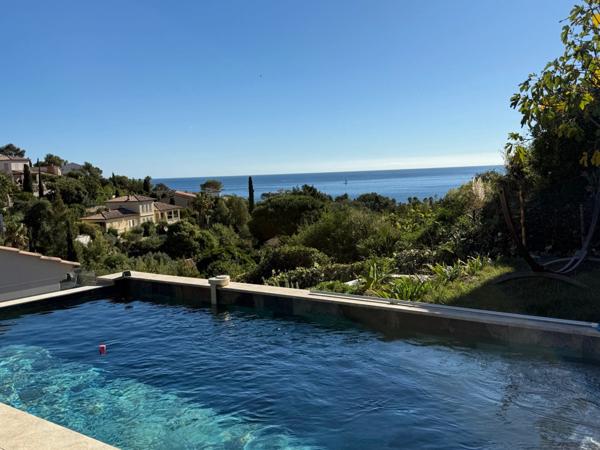 Villa rénovée vue mer à vendre LES ISSAMBRES (83)