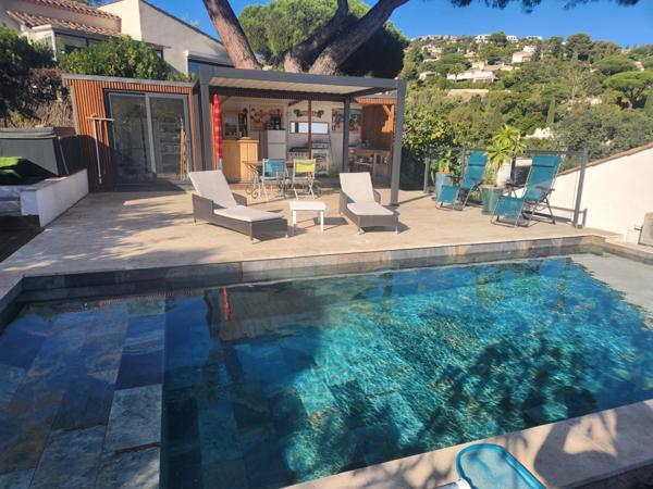 Villa rénovée vue mer à vendre LES ISSAMBRES (83)